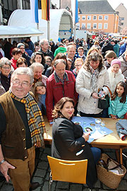 Auf dem Spargelmarkt 2017 gab es viele Unterschriften von Christine Reimer (©Foto: Martin Schmitz)